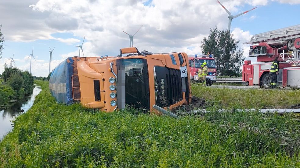 Die Feuerwehr war wegen eines schweren Unfalls auf der A 31 im Einsatz. Foto: Feuerwehr Weener