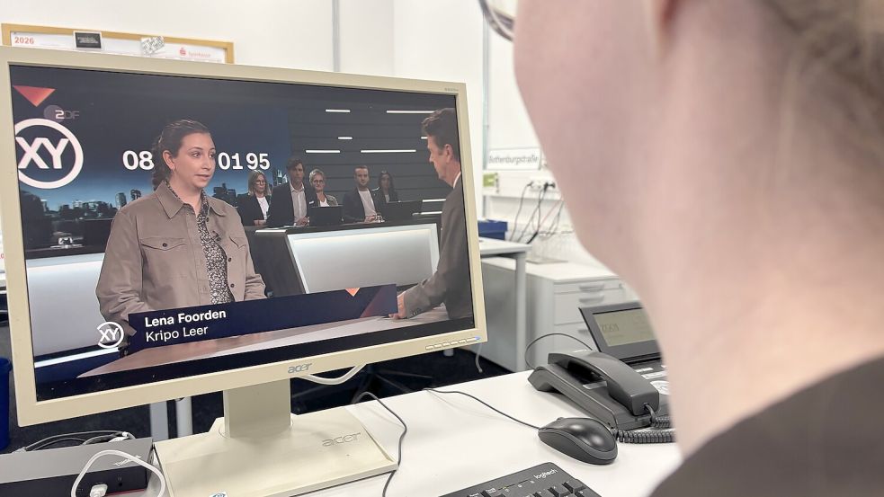 Kriminaloberkommissarin Lena Foorden von der Kripo Leer gab während der Live-Sendung im Gespräch mit Moderator Rudi Cerne weitere Auskünfte zur Brandstiftung auf Borkum. Foto: Jonas Bothe