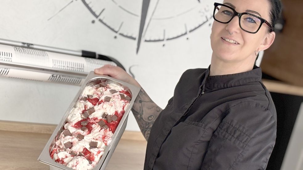 Konditormeisterin Sandra Andreas präsentiert das Eis des Tages – unter anderem mit Schokoladenstückchen. Foto: Florian Ferber