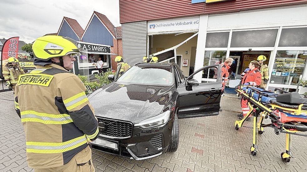 Ein Autofahrer prallte in die Glasfront des Edeka-Marktes. Foto: Klaus Ortgies/Archiv