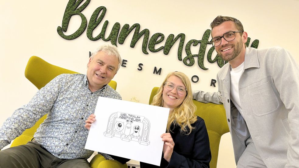 Friedrich Völler (Verkehrs- und Heimatverein, von links), Wagenbau-Chefin Claudia Meyer und Bürgermeister Sven Lübbers präsentieren im Rathaus das Motto für den Blütenfestkorso „Weltraum-Abenteuer“. Foto: Nicole Böning