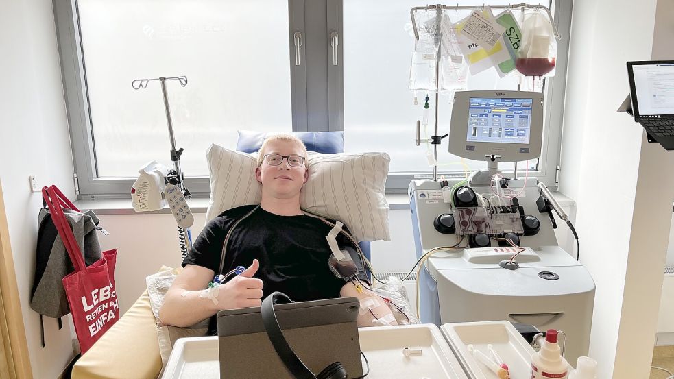 Connor Oltmanns bei seiner für einen lebensbedrohlich erkrankten Spanier vielleicht rettenden Spende in einer Kölner Klinik. Der junge Ostfriese sagt, die Spende habe auch seinen Blick aufs Leben verändert. Foto: privat