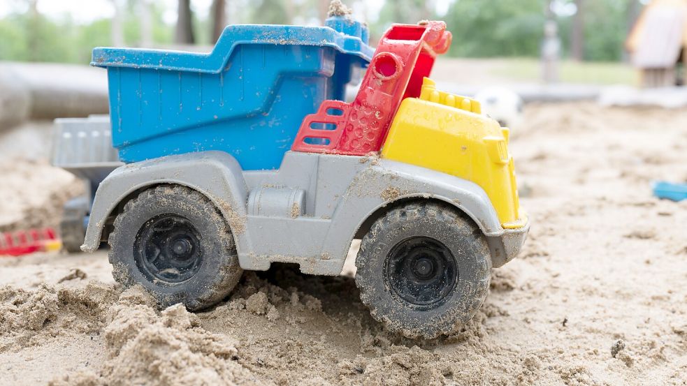 Auf einem Spielplatz in Emden hat sich ein Mann entblößt und an seinem Glied manipuliert. Foto: dpa/Sebastian Kahnert