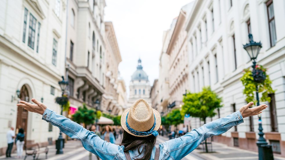 Budapest, ich komme! Kurztrips übers Wochenende sind im Trend. Mit dem Flieger ist man zum Beispiel recht schnell in der ungarischen Hauptstadt. Foto: Istockphoto.com / urbazon