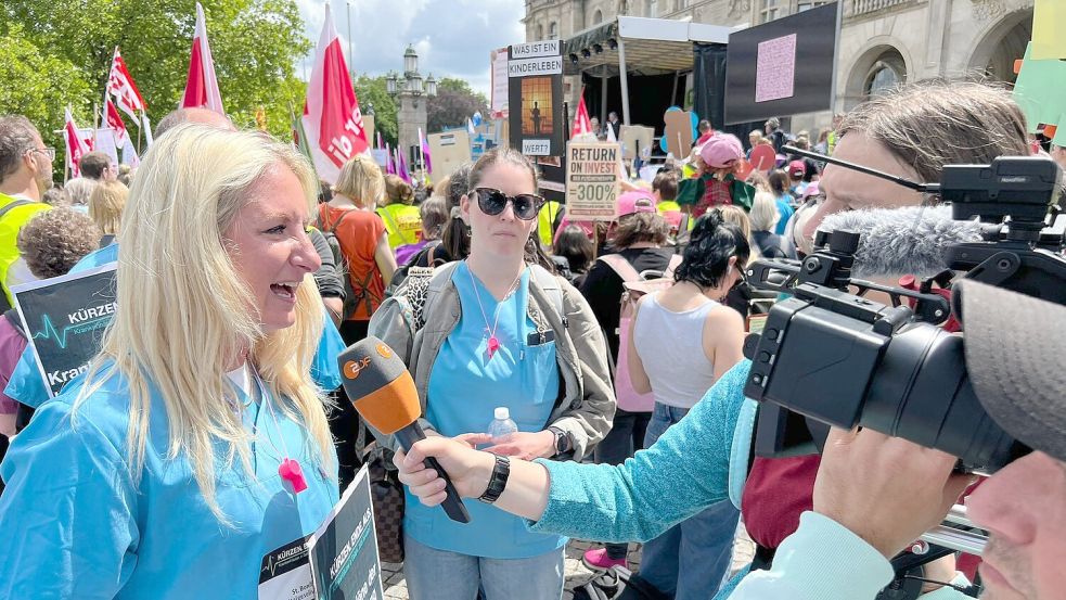 Gegen die Gesundheitsreform protestierten in Hannover auch Vertreter von Krankenhäusern in Ostfriesland – hier spricht Sarah Sebeke, kaufmännische Direktorin des Borromäus-Hospitals in Leer, vor Ort mit dem ZDF. Foto: St. Bonifatius Hospitalgesellschaft