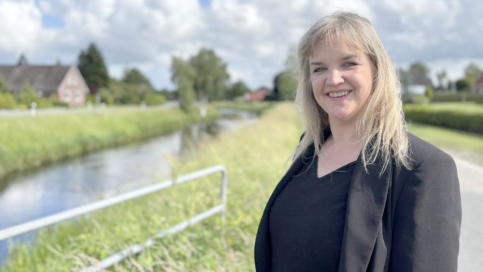 Insina Lüschen am Voßbargkanal in Auricher Wiesmoor II: Die gebürtige Wiesmoorerin lebt heute in Hamburg und stellt am 14. Juni ihr Debütalbum im Zollhaus Leer vor. Foto: Nicole Böning