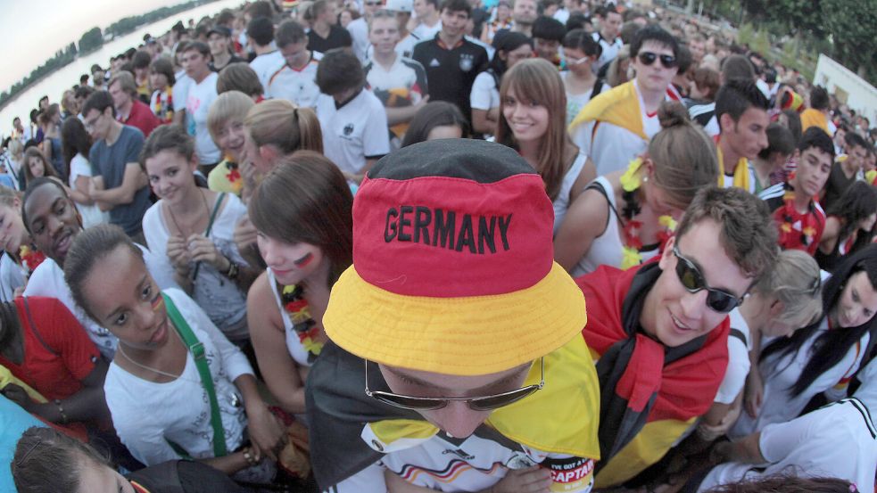 Die deutsche Nationalelf steigt an diesem Sonntag in die Fußball-WM ein. Dazu gibt es etliche Public-Viewing-Events in Ostfriesland. Foto: Fredrik von Erichsen/DPA/Archiv