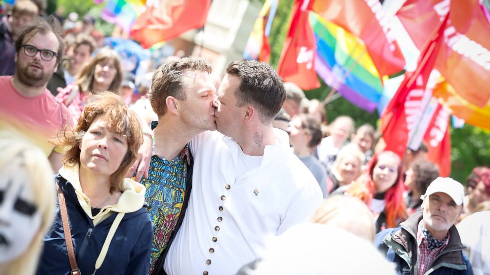 Nur die Liebe zählt: Beim CSD treten queere Menschen für ihre Rechte ein. Fotos: Jens Doden