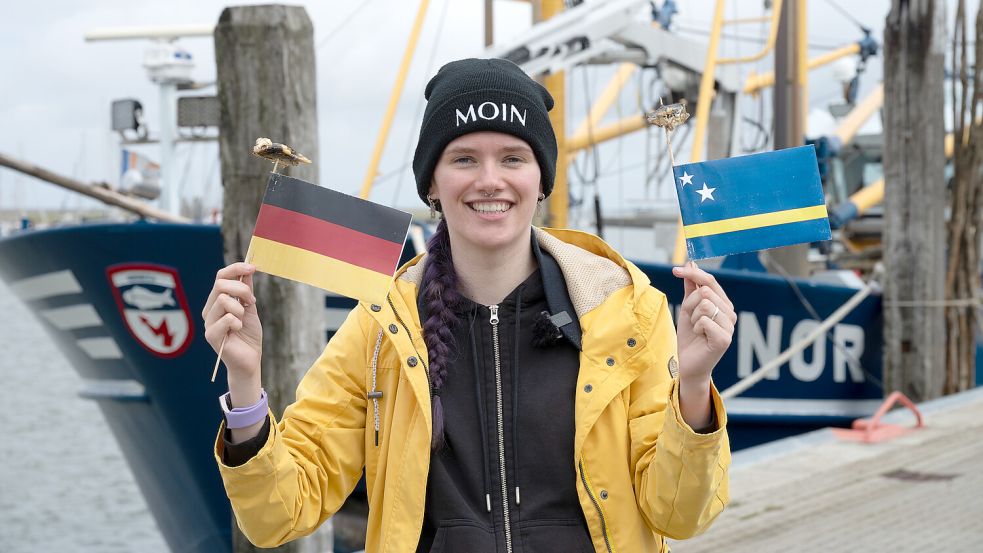 Sprotte gefällig? Am Hafen von Norddeich wartet Volontärin Eva van Loh auf hungrige Möwen. Foto: Klaus Ortgies