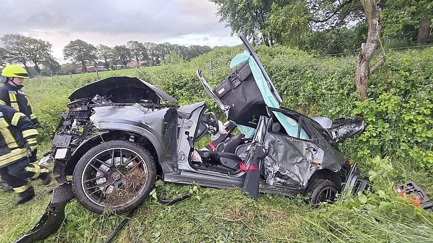 Der Beifahrer war eingeklemmt und wurde von der Feuerwehr aus dem Autowrack befreit. Foto: Feuerwehr Filsum