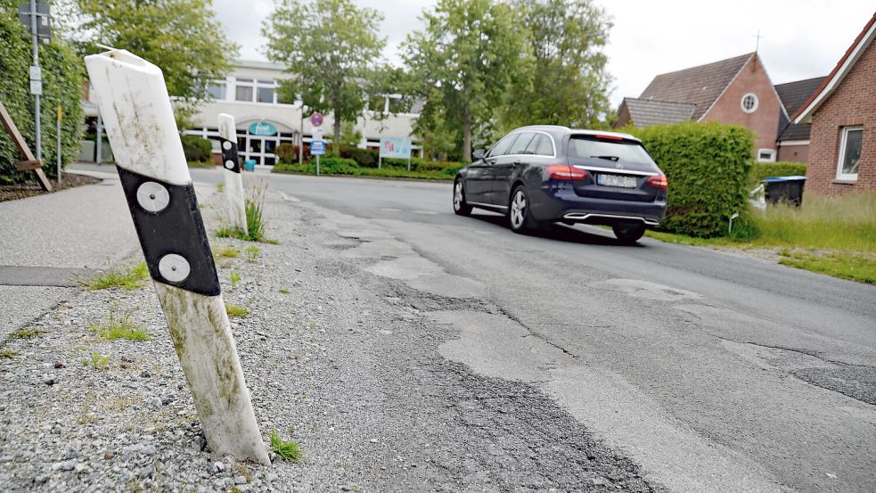 Über den Königsmoorweg in Veenhusen rollt der Schülerverkehr zur Freien Christlichen Schule Ostfriesland. Die Gemeinde möchte diese Straße sanieren. Foto: Karin Lüppen