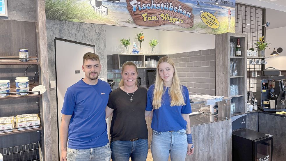 Silas, Indra und Tomma Wiggers in dem neu eröffneten Fischstübchen in Pewsum. Foto: Hannah Weiden