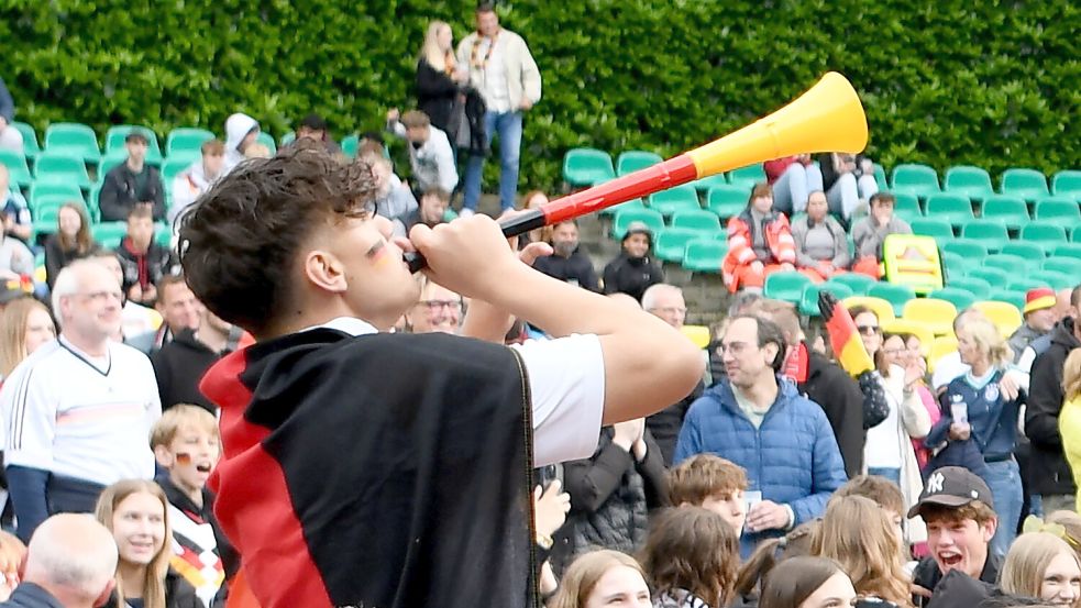 Mehr als 1000 Fans hatten sich beim Public Viewing auf der Freilichtbühne in Wiesmoor versammelt, um die deutsche Nationalelf anzufeuern. Foto: Melchert Stromann