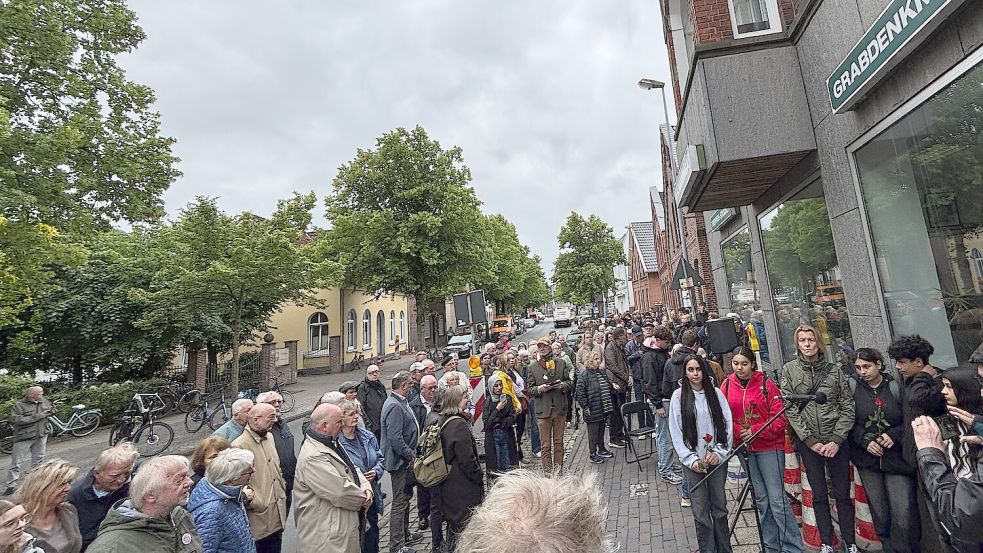 Rund 100 Personen waren bei der Stolpersteinverlegung unter anderem an der Bremer Straße dabei. Foto: Vera Vogt