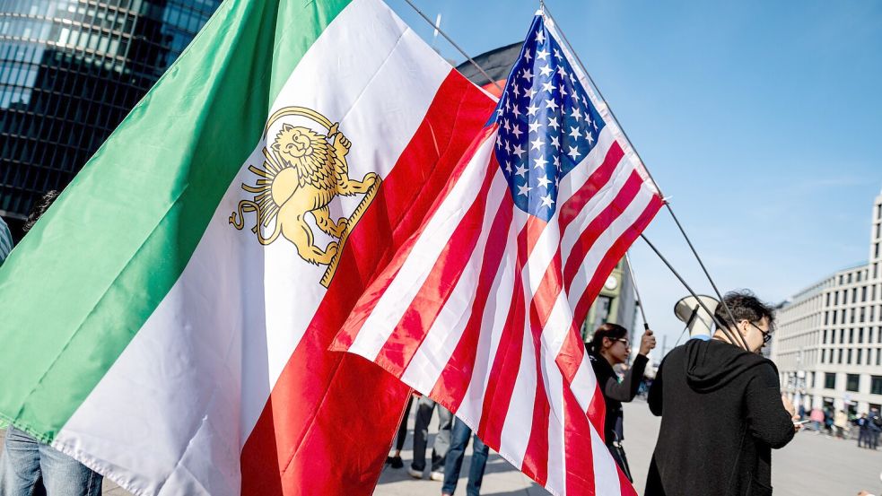 Ein Abkommen zwischen den USA und dem Iran soll jetzt den Krieg beenden. Der Ostfriese Reinhold Robbe bleibt skeptisch. Foto: Fabian Sommer/dpa