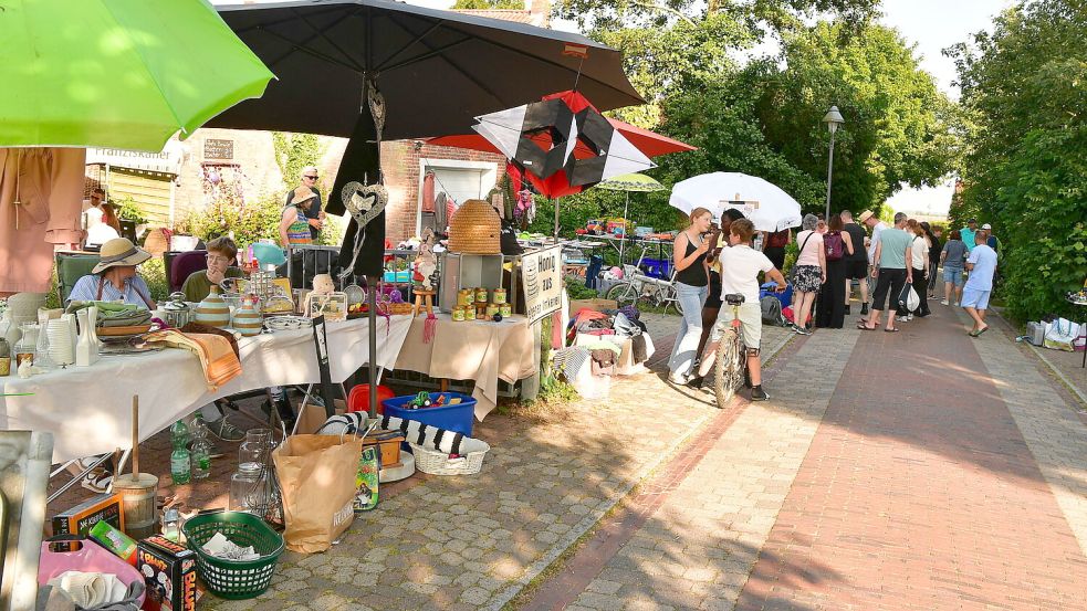 Im Ortskern von Freepsum kann am Wochenende wieder getrödelt werden. Foto: Heinz Wagenaar/Archiv