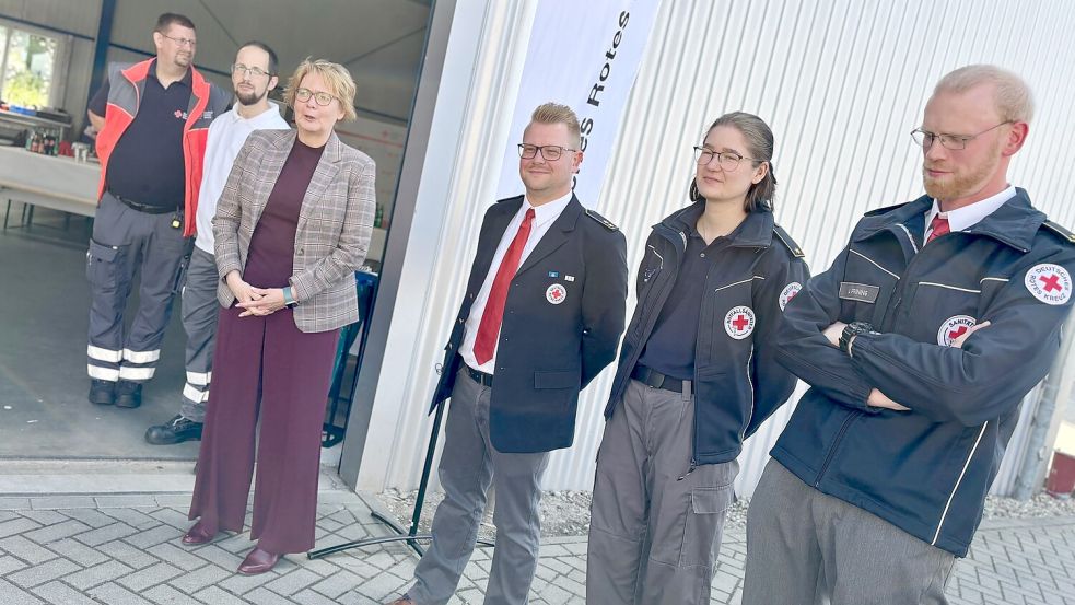 Die niedersächsische Innenministerin Daniela Behrens (Dritte von links) war kürzlich zu Besuche beim Rettungsdienst des DRK in Leer und traf dort unter anderem Kreisbereitschaftsleier Thole Bohlmann (rechts neben ihr). Foto: Karin Lüppen