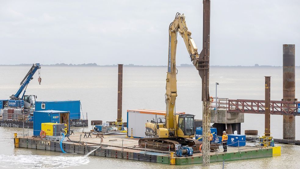 Der Großschiffliegeplatz entsteht auf einer Länge von rund 337 Metern und wird künftig die Abfertigung großer Fahrzeug- und Stückgutschiffe ermöglichen. Foto: Andreas Burmann/N-Ports