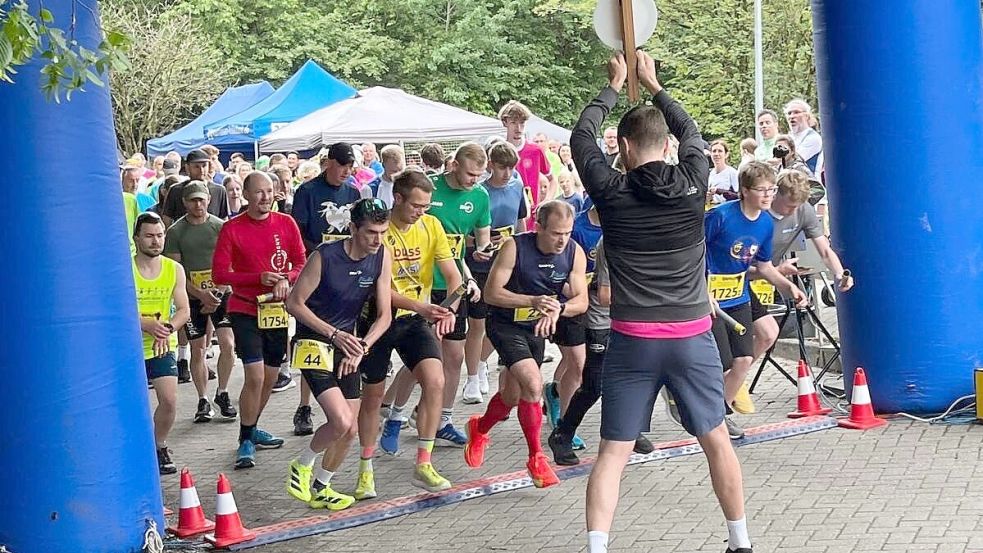 Wiesmoors Bürgermeister Sven Lübbers gab das Startsignal, ehe er selbst auf der Strecke unterwegs war. Foto: Stadt Wiesmoor