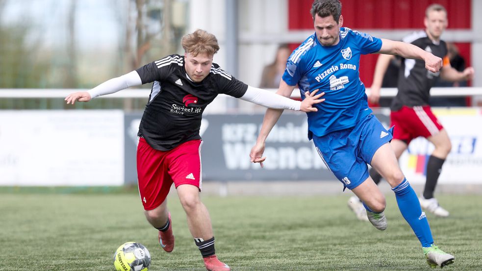 Der TuS Holtriem (rechts) stieg zweimal in Folge und will nun freiwillig noch zwei Ligen tiefer spielen. Foto: Jens Doden/Blomberg