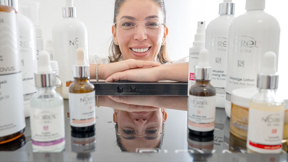 Mimi Mechkarini im Behandlungsraum mit einigen ihrer Pflegeprodukte: Die gelernte Friseurin hat sich zur Fachkosmetikerin weitergebildet. Foto: Klaus Ortgies