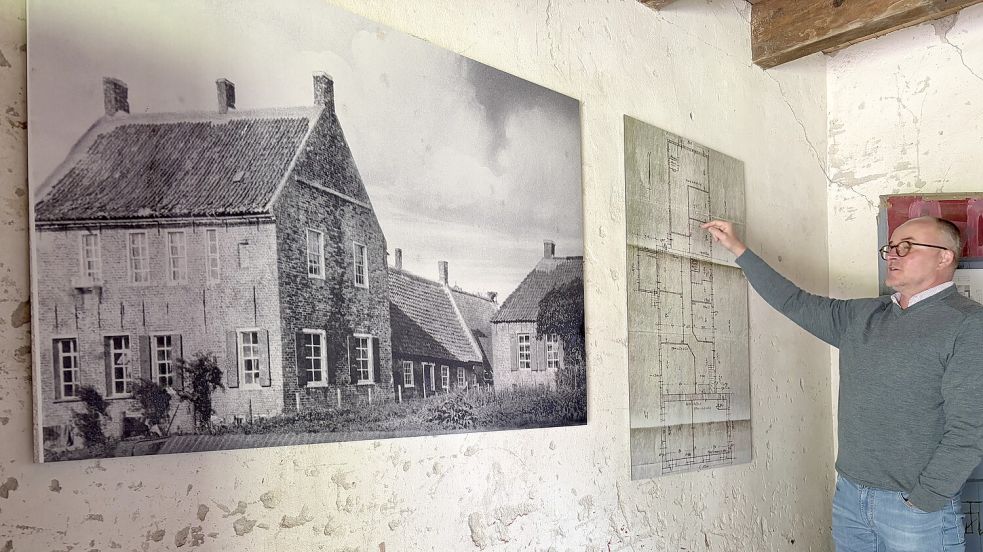 In der Remise des Wirtschaftsgebäudes gibt es eine kleine Dauerausstellung. Dieses alte Foto und ein Grundriss zeigen, wie Steinhaus und Nordflügel einst aussahen. Foto: Susanne Ullrich
