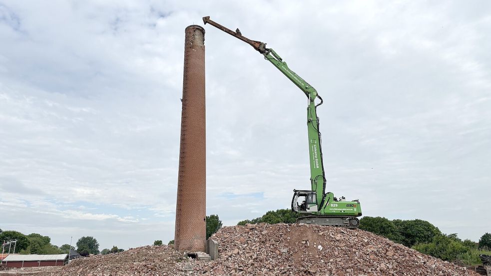 Für den Abriss rollte schweres Gerät an: ein gut 50 Tonnen schwerer Langhubbagger, ein Kettenbagger mit besonders langem Ausleger, gebaut, um hoch hinaus zu kommen. Foto: Oliver Bär