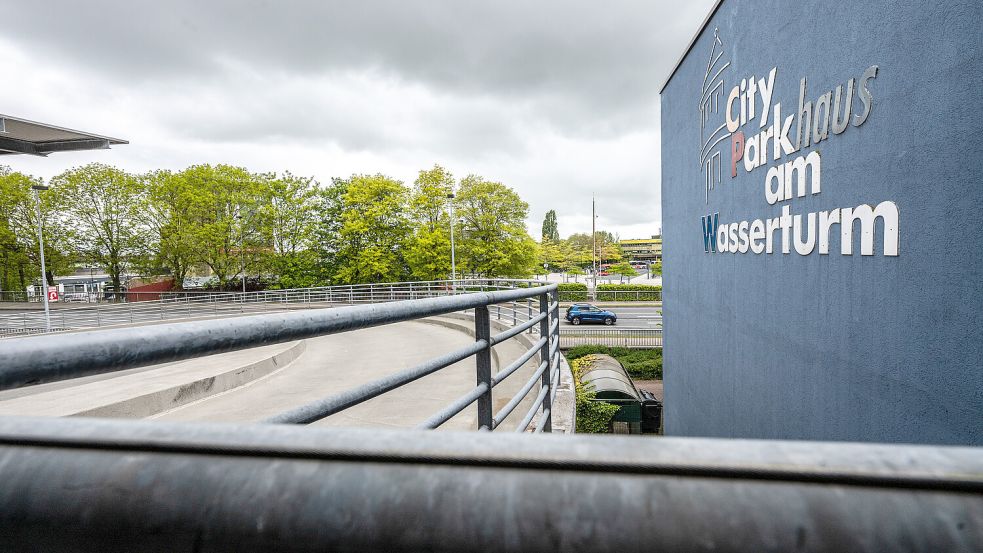 Die Stadt Emden hat im Frühjahr 2026 das Parkhaus am Wasserturm gekauft. Es gehörte vorher der FFire Immobilien aG mit Sitz in Berlin, die nach wie vor den angrenzenden Gebäudekomplex mit dem Cinestar besitzt. Foto: Klaus Ortgies