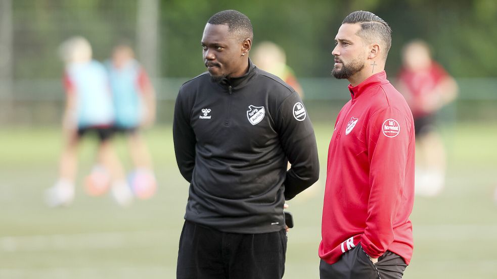Trainer Daniel Franziskus (rechts) ist zurückgetreten, Kapitän Marco Mouzong hat seinen Abschied angekündigt. Foto: Jens Doden/ Emden
