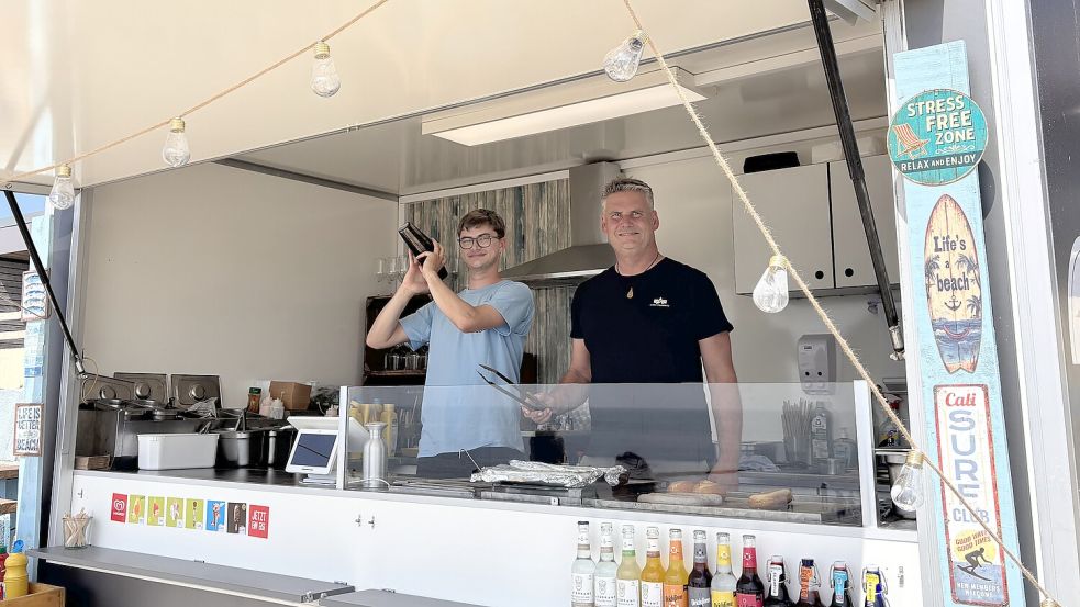 Cees (links) und Christoph Michaelsen sorgen für Verpflegung am Nordsee-Aquarium. Foto: Florian Ferber
