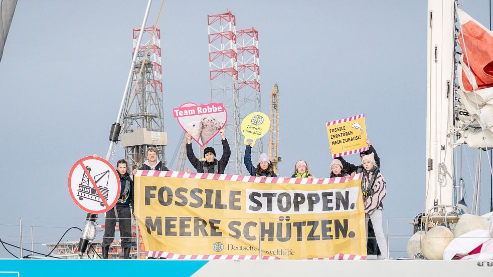 Klare Botschaft der Segel-Crew vor der Gasplattform N05-A. Foto: Kevin McElvaney