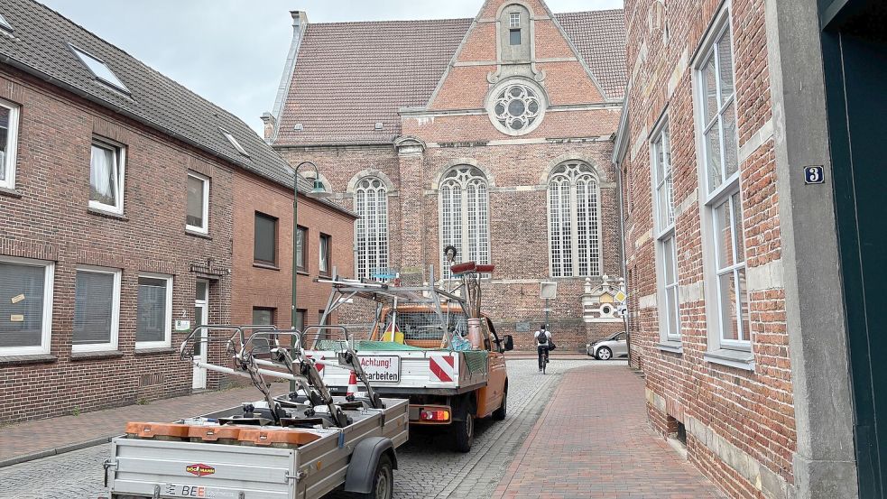 Noch rollt hier der Verkehr. Das könnte sich ändern: Vor der Neuen Kirche wird eine Fußgängerzone gefordert. Fotos: Stephanie Schuurman