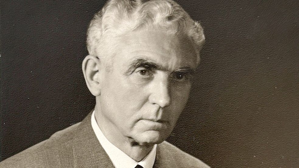 Mit ernster Miene und verschränkten Armen ist Wiesmoors Kraftwerksdirektor Jan Hinrichs oft auf Bildern zu sehen. Repro: Nicole Böning