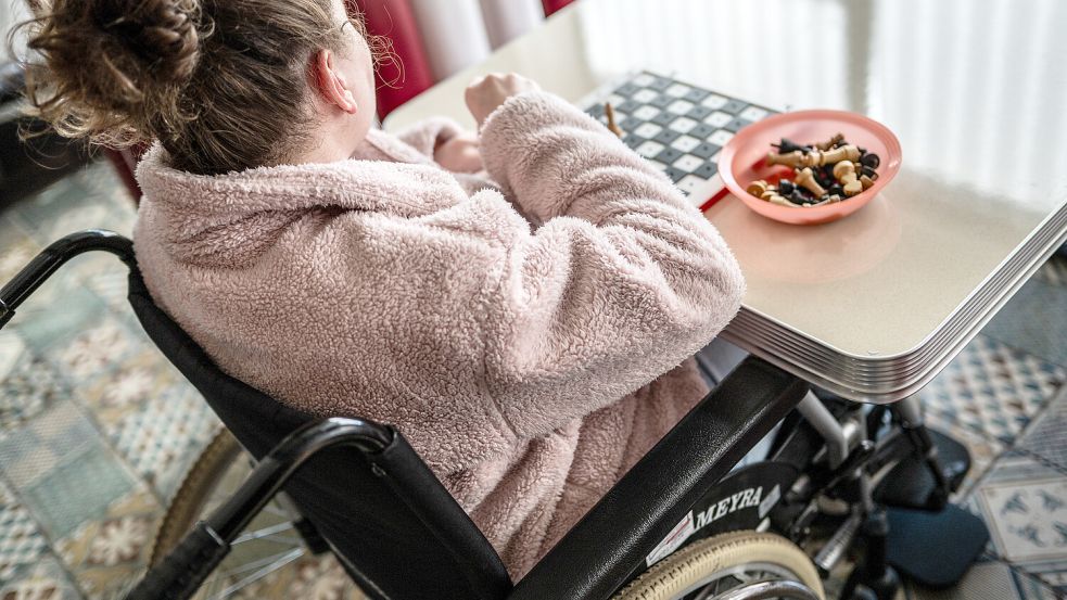 Miriam (Name geändert) ist 28 Jahre alt, blind und schwer pflegebedürftig. Die seltene Kinderdemenz ist unheilbar. Foto: Klaus Ortgies