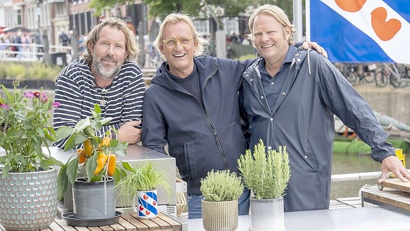 Die beiden Fernsehköche Björn Freitag (rechts) und Frank Buchholz (Mitte) sind mit Skipper Kai Linnenbrügger in Ostfriesland unterwegs. Foto: WDR/Melanie Grande