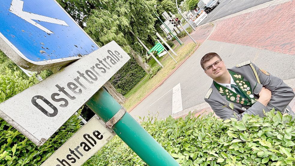 Kai Weers ist Vorsitzender des Uplengener Schützenvereins. Hier steht er beim Straßenschild der Ostertorstraße in Remels. Foto: Klaus Ortgies/Archiv