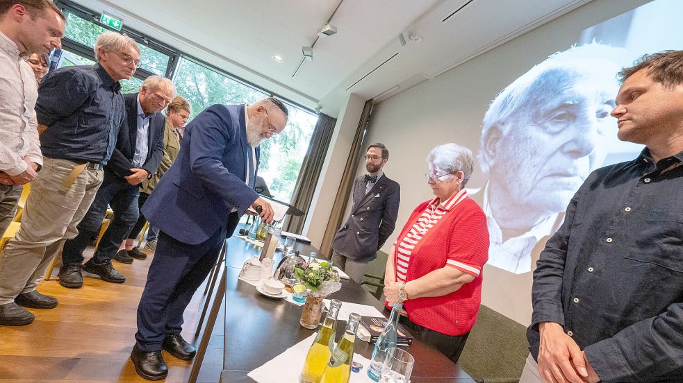Kantor Baruch Chauskin zündet eine Kerze für die Seele von Albrecht Weinberg an. Foto: Klaus Ortgies