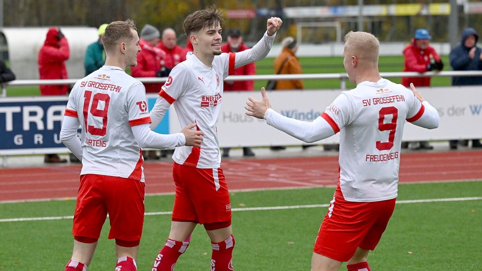 Großefehns Spieler – hier Lennard Martens, Ben Smidt und Janek Freudenberg – wissen nun, von wem sie in der neuen Saison trainiert werden. Foto: Heiner Steenhoff