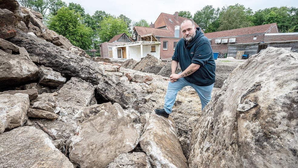 Geschäftsführer Tim Kaminski steht mitten in den Bautrümmern seines alten Hoteltrakts. Foto: Klaus Ortgies