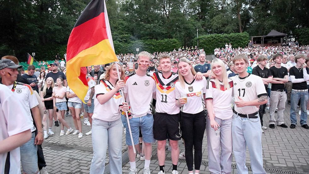 Gute Stimmung beim Public Viewing in Wiesmoor. Foto: Melchert Stromann