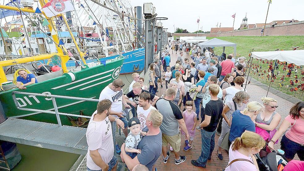 Die Fahrt mit einem festlich geschmückten Krabbenkutter ist für viele Besucher des Hafenfestes in Ditzum das Highlight der Veranstaltung. Foto: Bodo Wolters/Archiv