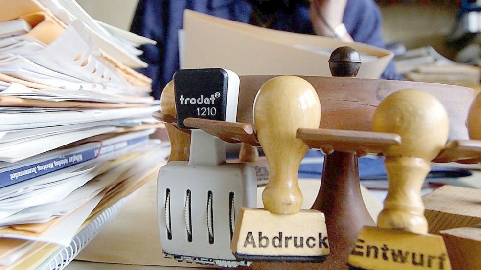 Stress im Amt: An allen Ecken und Enden fehlt Personal. Foto: Armin Weigel/dpa/Archiv