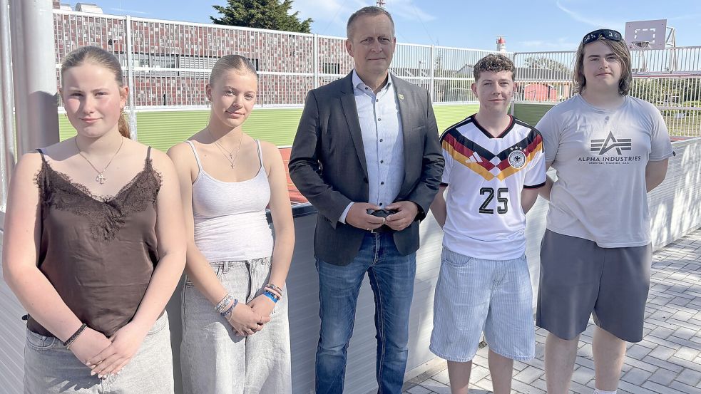 Die künftigen Jugendbeauftragten Emely Bastian (links) und Lea Haferkorn, ihre Vorgänger Linus Look (rechts) und Ben Hermes und in der Mitte Bürgermeister Jürgen Akkermann. Foto: Florian Ferber