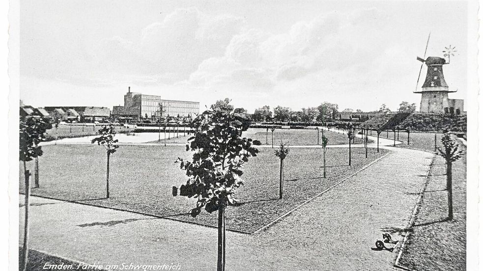 Blick auf die Schwanenteich-Anlage mit der Weizenmühle um 1930. Foto: Stadtarchiv Emden