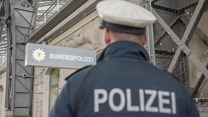 Mehrere Streifenwagen fuhren zum Ort des Geschehens. Symbolfoto: Bundespolizei