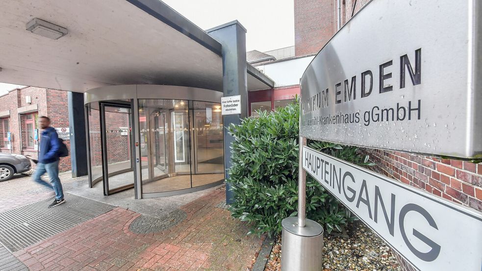 Als er noch bei einer technischen Werkstatt-Abteilung des Klinikums Emden arbeitete, nahm ein heute 67-Jähriger Weihnachtspräsente einer Emder Baufirma an. Das bestätigte er jetzt vor Gericht. Foto: Klaus Ortgies/Archiv