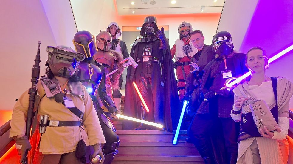 Zum neu erschienenen Film „The Mandalorian and Grogu“ war eine Abordnung des Vereins IZWE in ihren Cosplays an mehreren Kinos vor Ort. Foto: Thomas Jans