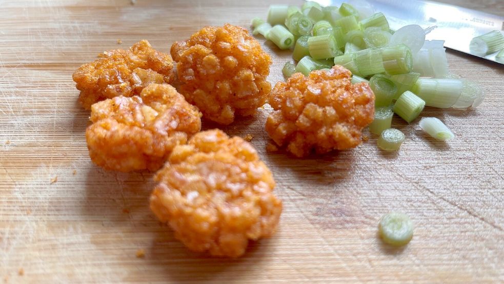 Mit Asia Crackern und Frühlingszwiebel kriegt das Kohlgericht Pfiff. Foto: Carmen Leonhard