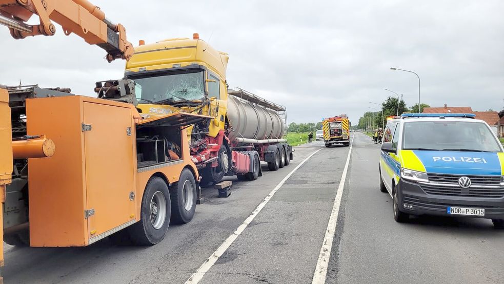 Bei einem schweren Verkehrsunfall auf der Bundesstraße ist in Loppersum am 15. Juni 2026 ein Mann ums Leben gekommen. Foto: Heinz Wagenaar/Archiv