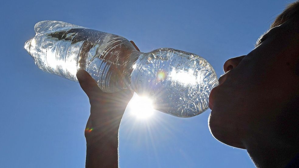 Bei der Hitze hilft viel trinken – aber keinen Alkohol, lieber Wasser und Tee. Foto: IMAGO / Sven Simon